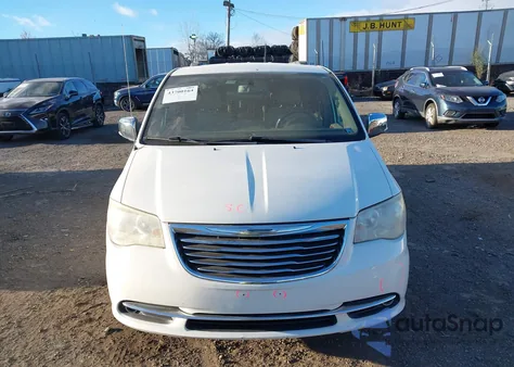 2013 Chrysler Town & Country Touring-L z USA, uszkodzony, nr VIN 2C4RC1CG6DR535228